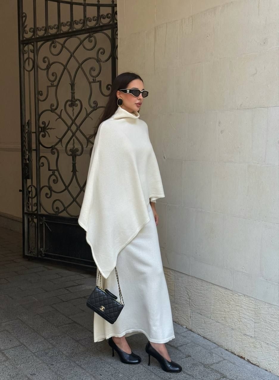 Áo cape là một trong những thiết kế tạo vẻ thanh lịch hiệu quả. Dù kết hợp với quần ống rộng, chân váy suông hay quần jeans, thiết kế đều trông quý phái, tươm tất mà không mất công phối cầu kỳ.