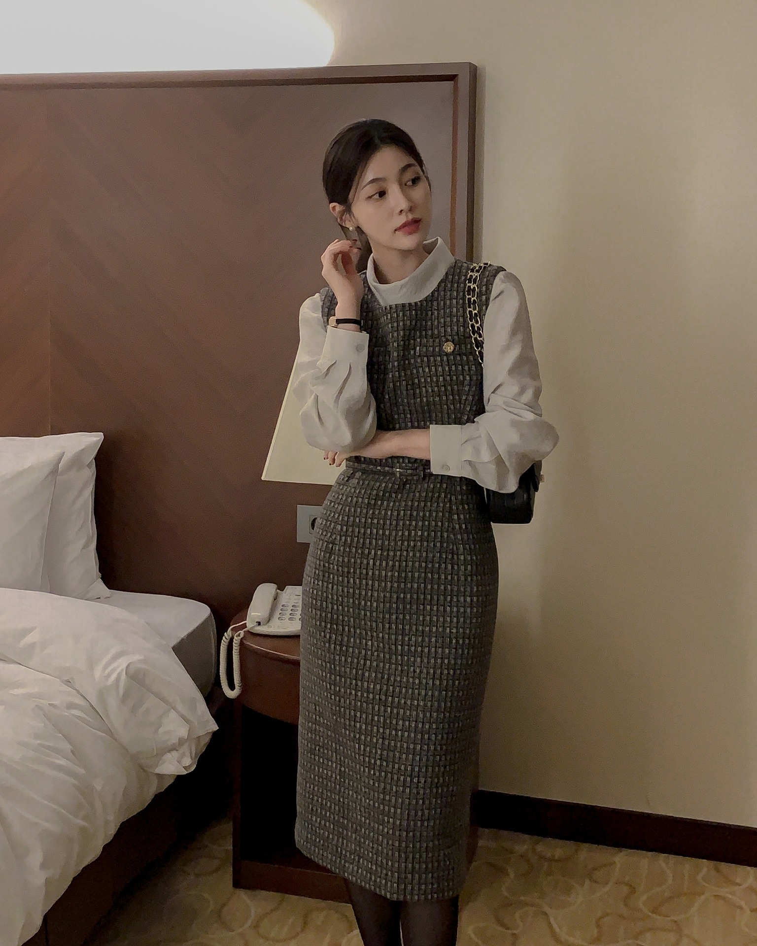 Set váy gile phối sơ mi tạo tổng thể có cấu trúc rõ ràng, trông chuyên nghiệp hơn. Chân váy cạp cao giúp cân đối tỷ lệ, hack chiều cao hiệu quả.