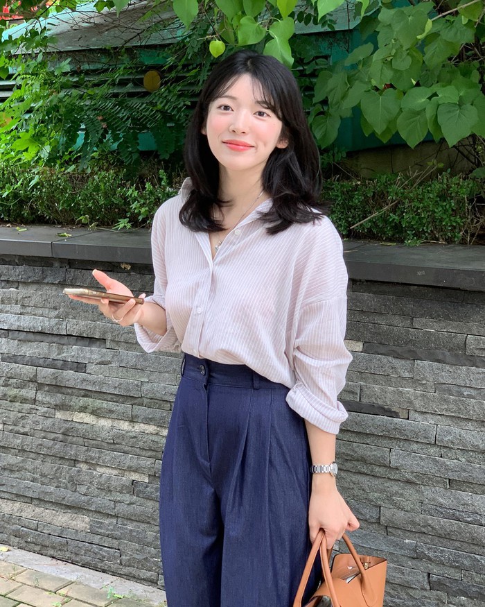 Sơ mi phối quần âu cạp cao tạo tổng thể thanh lịch, gọn gàng. Công thức kinh điển giúp tôn dáng, phù hợp họp hành tuần đầu năm.