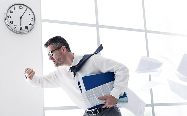 Để tránh đầu không xuôi, đuôi không lọt, bạn có thể dành ra một ngày trước khi đi làm để nghỉ ngơi sau những cuộc vui tới bến và đừng quên cài báo thức.