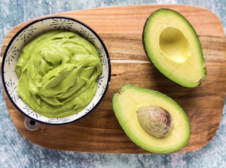 Bơ giàu biotin và chất béo lành mạnh, hỗ trợ hình thành keratin. Thực phẩm này còn giúp tóc mềm mượt và cải thiện độ bóng tự nhiên.