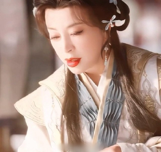 Cảnh hôn gây tranh cãi của Lưu Hiểu Khánh và bạn diễn kém 30 tuổi- Ảnh 5. Cảnh hôn gây tranh cãi của Lưu Hiểu Khánh và bạn diễn kém 30 tuổi- Ảnh 5.