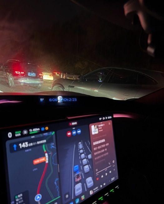 Tình cảnh tắc đường lúc nửa đêm ở Trung Quốc. Ảnh: Sina