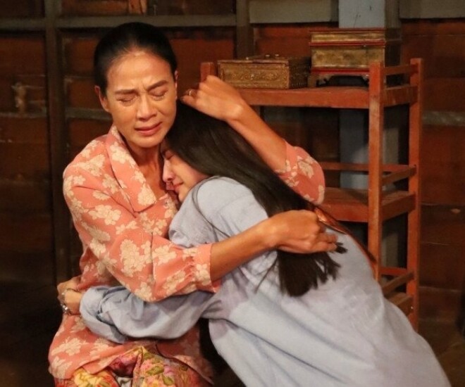 Khi đó, mẹ anh nắm tay tôi, nói một câu mà đến giờ tôi vẫn nhớ như in. (Ảnh minh họa)