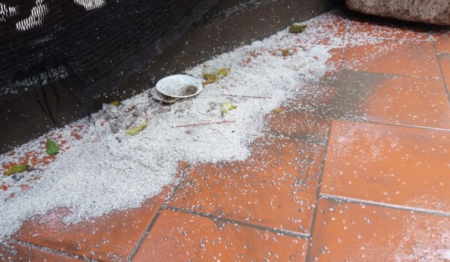 Phong thủy cho biết, rắc muối tại bậc cửa được xem như tạo lớp bảo vệ phong thủy, hạn chế tà khí và năng lượng xấu xâm nhập vào nhà.