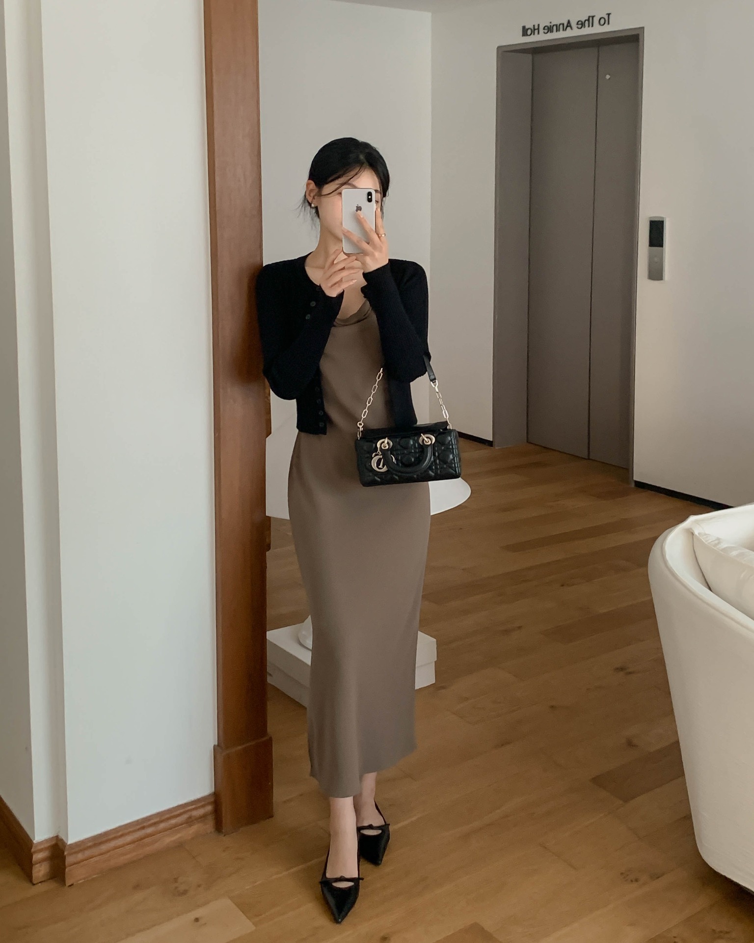 Cardigan mềm mại, linh hoạt khi mặc riêng hoặc khoác ngoài. Gam trung tính giúp tổng thể dịu dàng, thanh lịch và dễ ứng dụng.