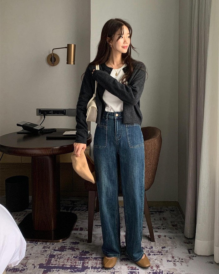 Jeans ống đứng giúp vóc dáng cân đối, trẻ trung mà không xuề xòa. Phối với sơ mi, len mỏng đều hợp, giữ nét hiện đại.