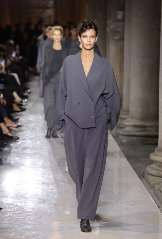 Tủ đồ giao mùa không thể thiếu 7 xu hướng áo khoác mỏng, diện lên xinh không thể tả, phối đồ gì cũng hợp - 6