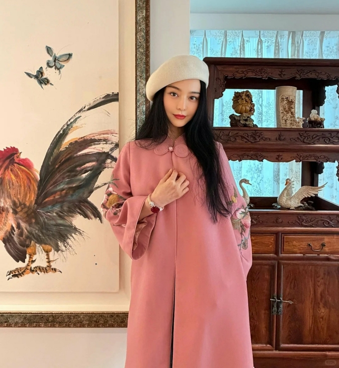 Chiếc vòng ruby trên tay Băng Băng gây chú ý. Ảnh: Weibo