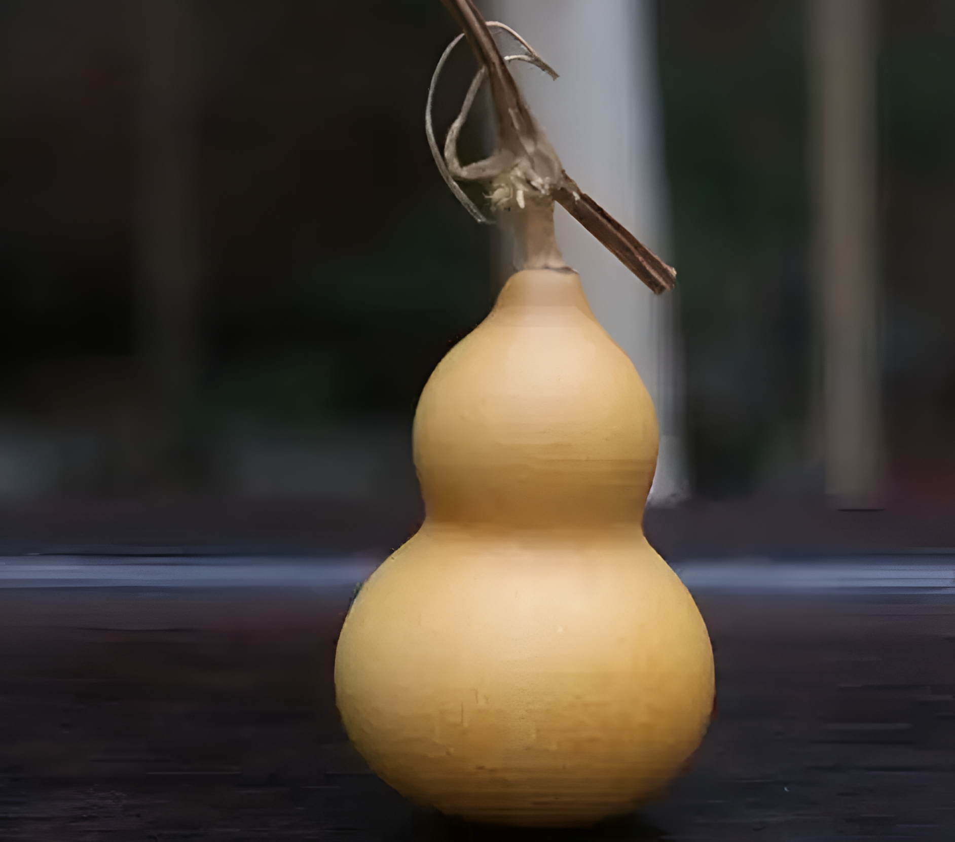 Hồ lô phong thủy bằng đồng treo trong nhà nhằm thu nạp sinh khí và hóa giải năng lượng xấu.