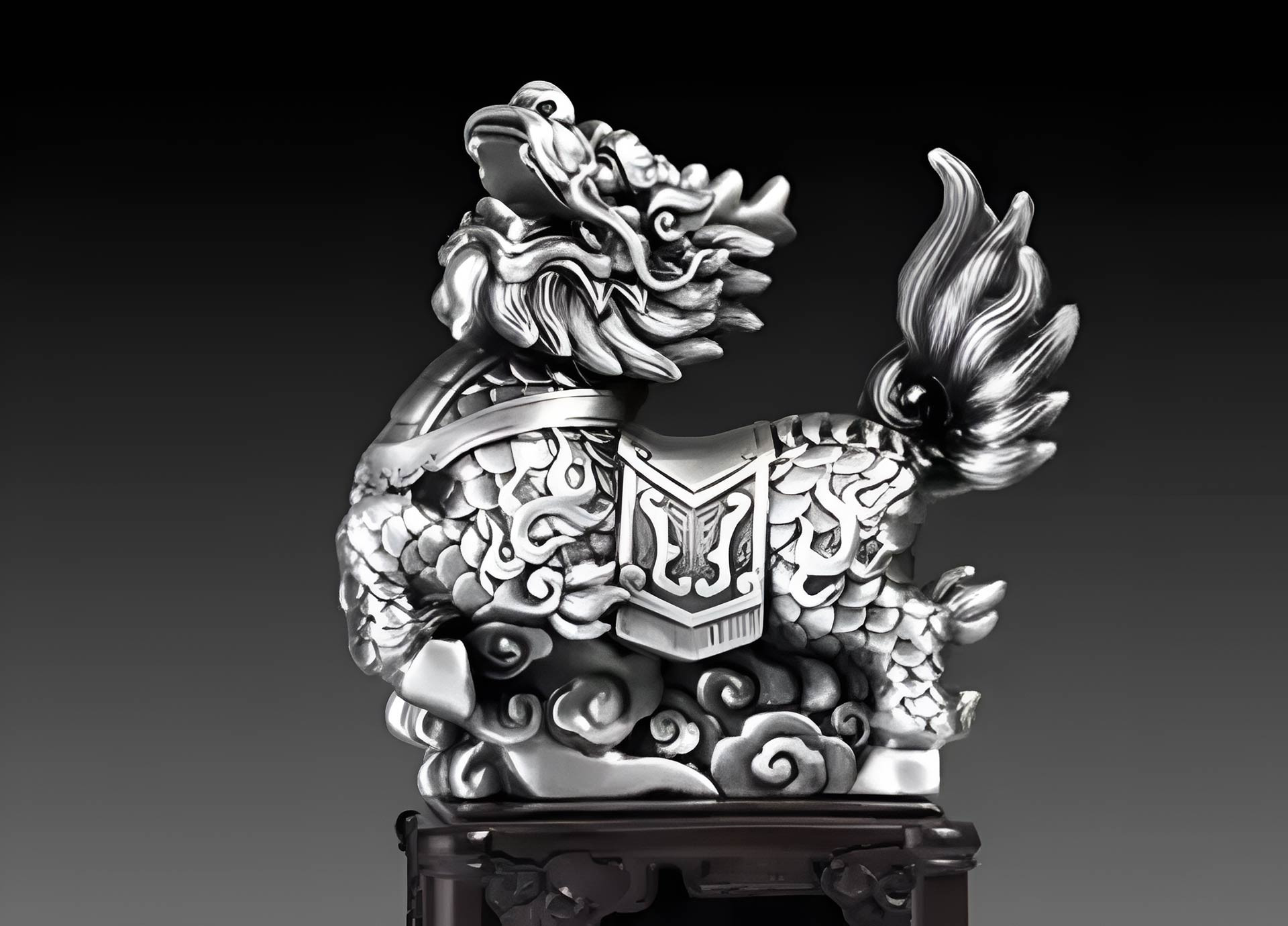 Kỳ lân đá trấn giữ trước cổng biệt thự, biểu tượng của sự bảo hộ và cát tường.