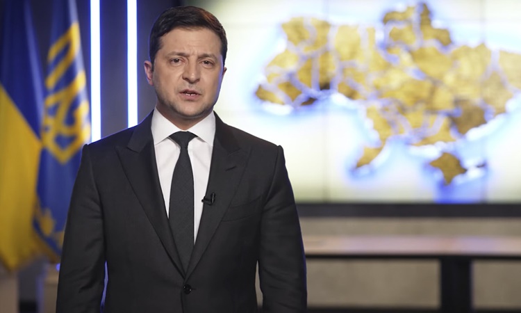 Tổng thống Ukraine Volodymyr Zelensky phát biểu trước cả nước từ thủ đô Kiev ngày 24/2. Ảnh: AP.