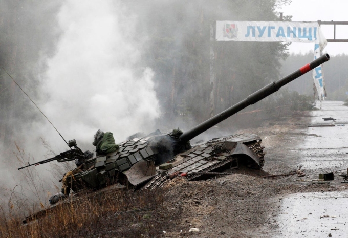 Một xe tăng Nga bị phá hủy trong trận giao tranh ở Lugansk, Ukraine hôm 26/2. Ảnh: AP.