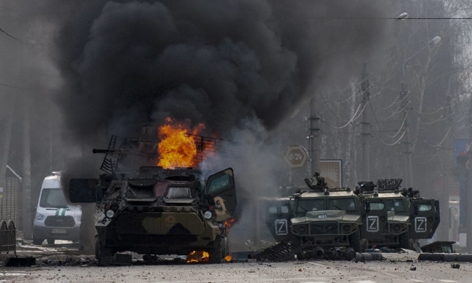 Xe quân sự bị phá hủy trong đợt giao tranh ở Kharkov, Ukraine, ngày 27/2. Ảnh: AP.