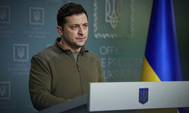 Tổng thống Ukraine Volodymyr Zelensky đọc bài phát biểu trước toàn dân từ thủ đô Kiev ngày 25/2. Ảnh: AP.