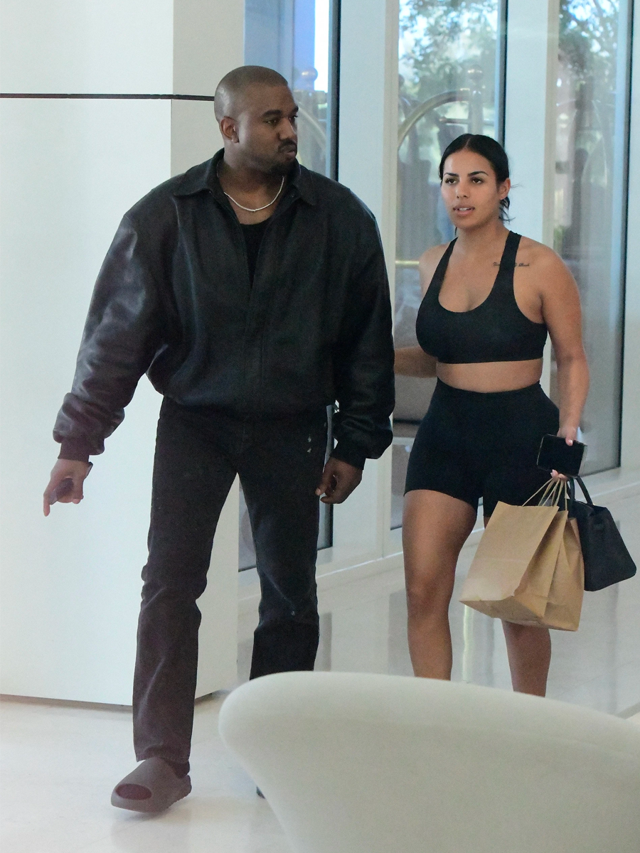 Kanye West (trái) đăng ảnh chụp cùng Chaney Jones trên trang cá nhân. Ảnh: Mega