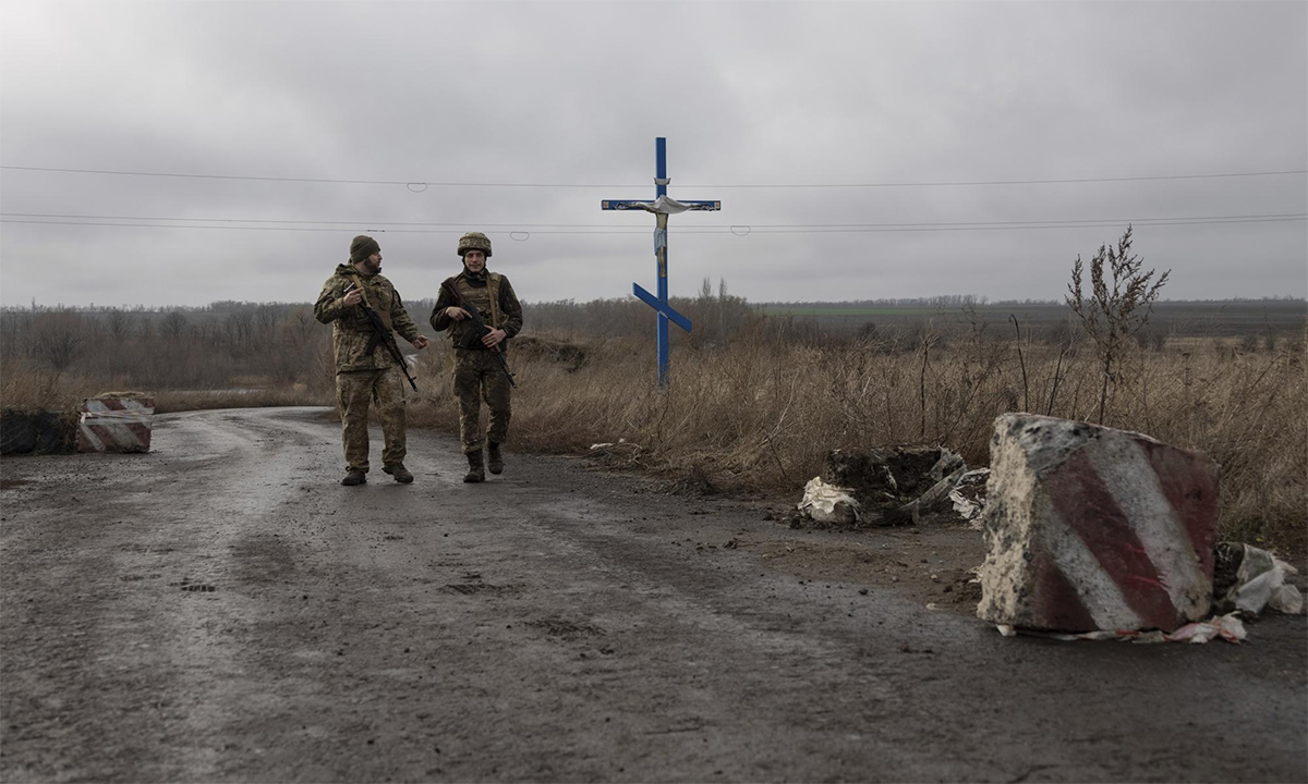 Lính Ukraine tuần gần giới tuyến với phe ly khai ở khu vực làng Nevelske tháng 12/2021. Ảnh: AP.