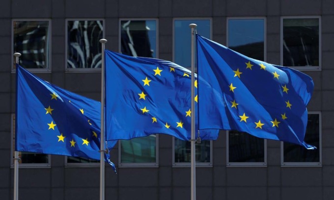 Cờ của EU bên ngoài trụ sở Ủy ban châu Âu tại Brussels, Bỉ, hôm 25/6. Ảnh: Reuters.