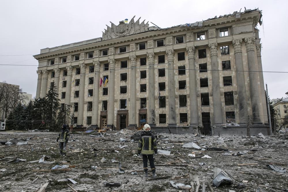 Tòa thị chính ở quảng trường trung tâm thành phố Kharkov, Ukraine sau trận pháo kích sáng 1/3. Ảnh: AP.