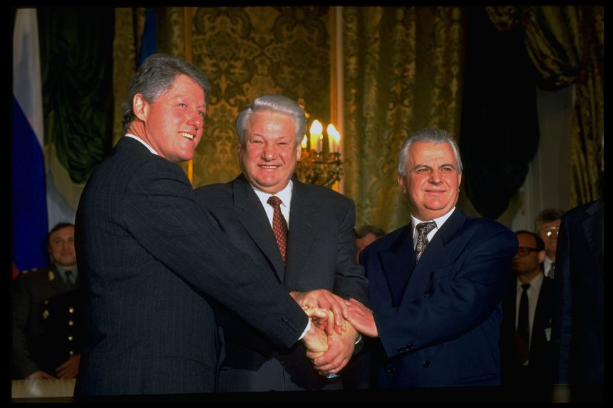 Tổng thống Mỹ Bill Clinton, tổng thống Nga Boris Yeltsin và tổng thống Ukraine Leonid Kravchuk (từ trái qua phải) tại buổi kýTuyên bố ba bên ở Moskva, Nga hồi tháng 1/1994. Ảnh: AFP.