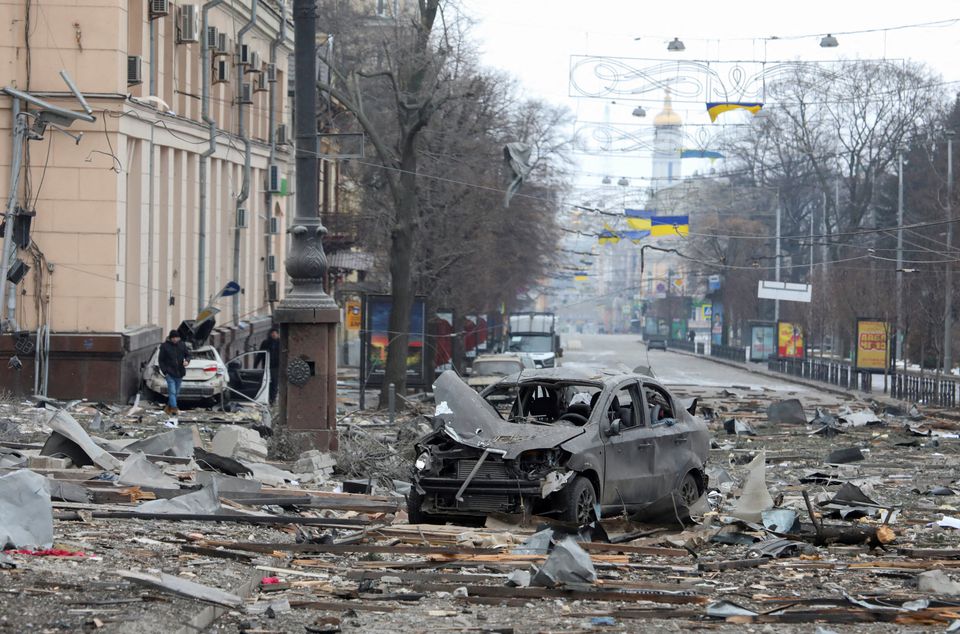 Khung cảnh tan hoang sau một vụ tấn công ở Kharkov, Ukraine hôm 1/3. Ảnh: Reuters.