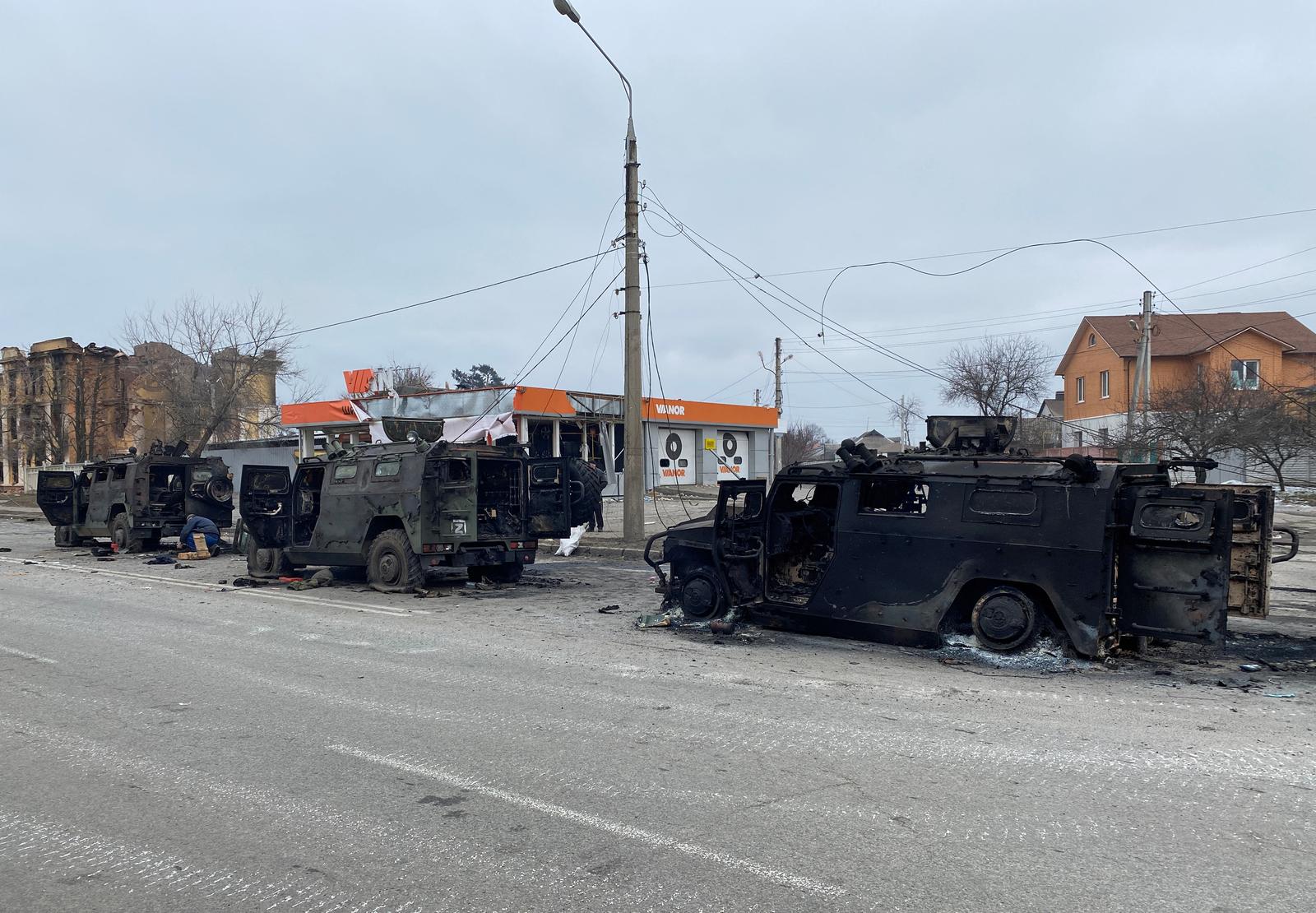 Một nhóm xe đa dụng Tigr-M của quân đội Nga bị phá hủy tại thành phố Kharkov ngày 28/2. Ảnh: Reuters.