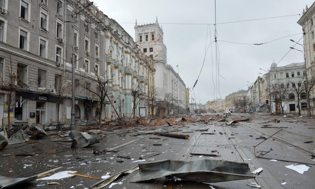 Tòa nhà bị hư hại do pháo kích ở trung tâm thành phố Kharkov, Ukraine, hôm 2/3. Ảnh: AFP.