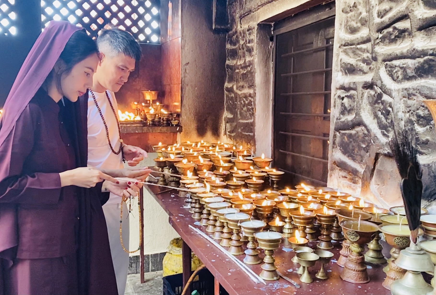 Thủy Tiên và Công Vinh tham gia một số nghi lễ cầu bình an ở Nepal. Ảnh: Nhân vật cung cấp
