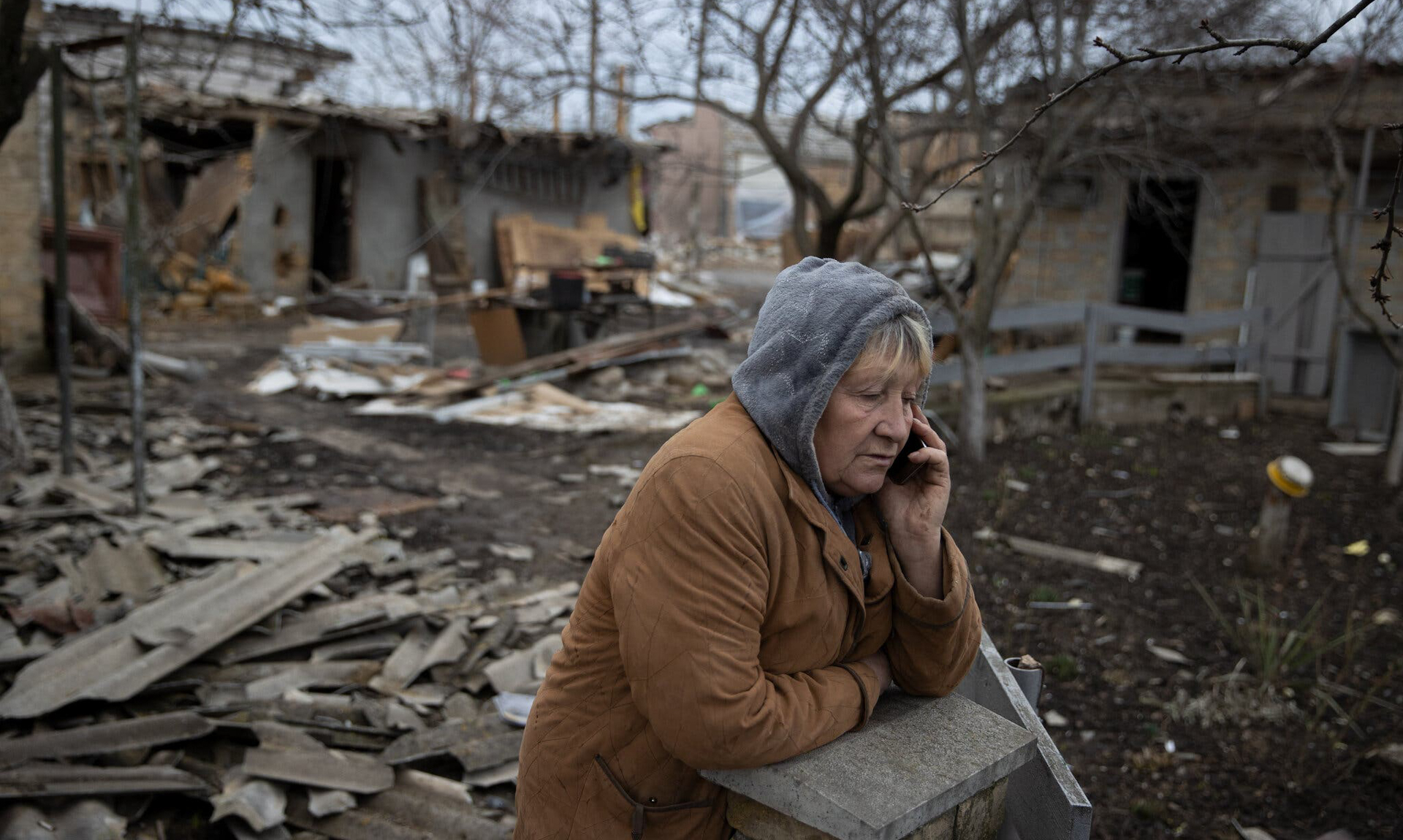 Một người dân làng Dachne đứng giữa đống đổ nát sau pháo kích ở Odessa, Ukraine hôm 2/3. Ảnh: NY Times.