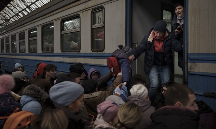 Những người sơ tán chen chúc lên chuyến tàu khởi hành đến Slovakia từ nhà ga Lviv, phía tây Ukraine, ngày 2/3. Ảnh: AP.