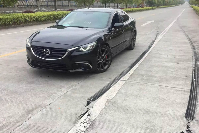 Bên dưới chiếc Mazda6 cũ này là điều đáng mơ ước với mọi tín đồ: Động cơ được thay mới, ngay cả hệ truyền động cũng vậy - Ảnh 1.