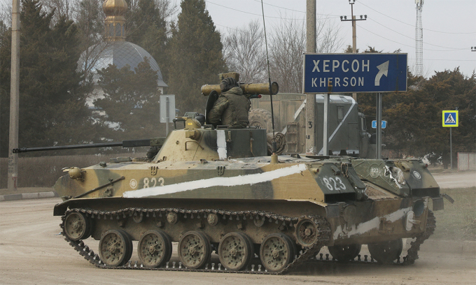 Xe quân sự Nga đi qua thị trấn Armyansk trên bán đảo Crimea về hướng Kherson, Ukraine ngày 24/2. Ảnh: Reuters.