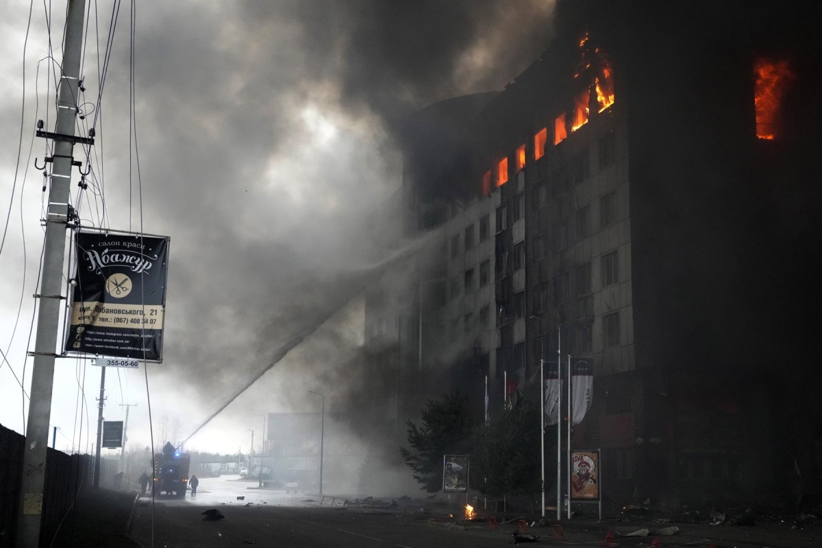 Lính cứu hỏa dập lửa tại một tòa nhà đang bốc cháy sau trận oanh kích ở thủ đô Kiev, Ukraine, ngày 3/3. Ảnh: Reuters.