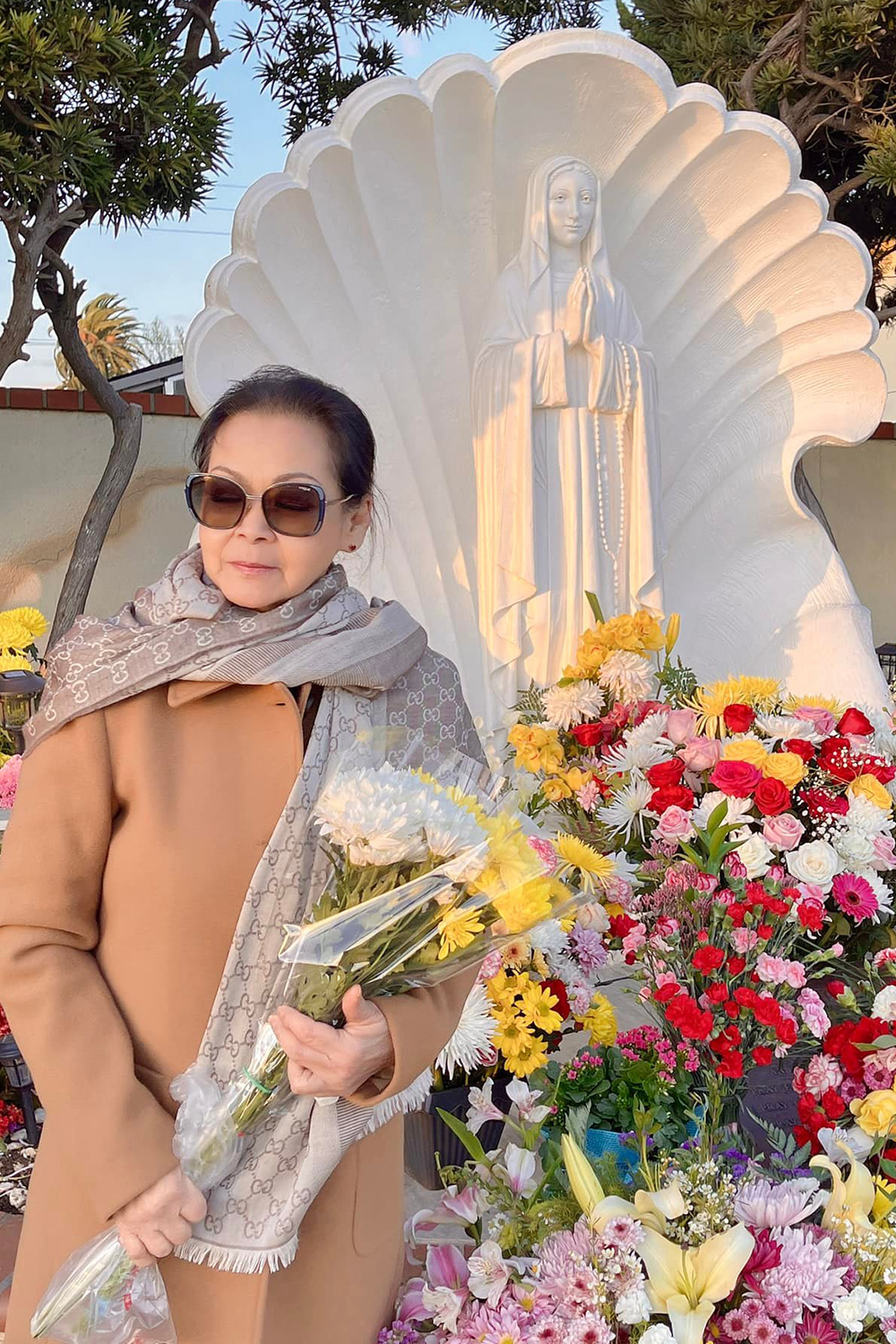Khánh Ly viếng tượng Đức Mẹ trong sinh nhật thứ 77. Ảnh: Quang Thành