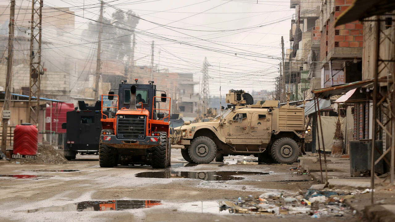 Các phương tiện của Mỹ và Lực lượng Dân chủ Syria (SDF) tập trung tại khu vực Ghwayran, thành phố Hasakeh, đông bắc Syria, trong cuộc truy lùng các tù nhân vượt ngục được cho là có liên hệ với IS hồi tháng 1. Ảnh: AFP.