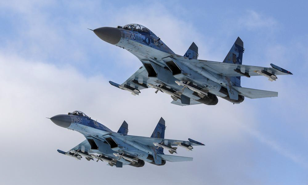 Hai chiếc Su-27 bay trên căn cứ quân sự vùng Zhytomyr, Ukraine hồi tháng 12/2018. Ảnh: AP.