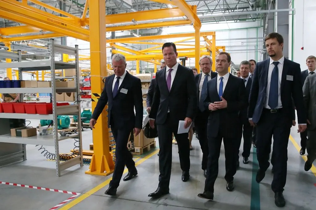 Ông Oliver Hermes (thứ hai bên trái qua) cùng Thủ tướng Nga Dmitry Medvedev (thứ ba bên trái qua) trong chuyến viến thăm Nga năm 2016. Ảnh: AP