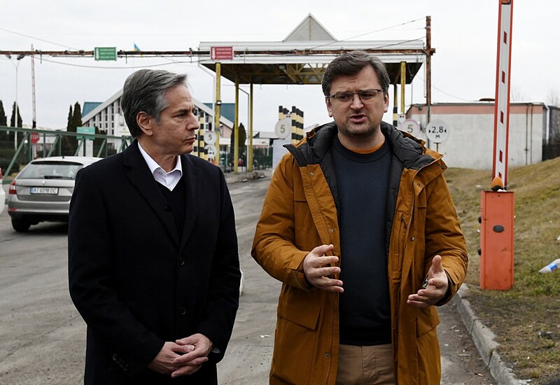 Ngoại trưởng Ukraine Dmytro Kuleba (phải) gặp Ngoại trưởng Mỹ Antony Blinken tại khu vực giáp biên giới với Ukraine ở Ba Lan hôm 5/3. Ảnh: AFP.