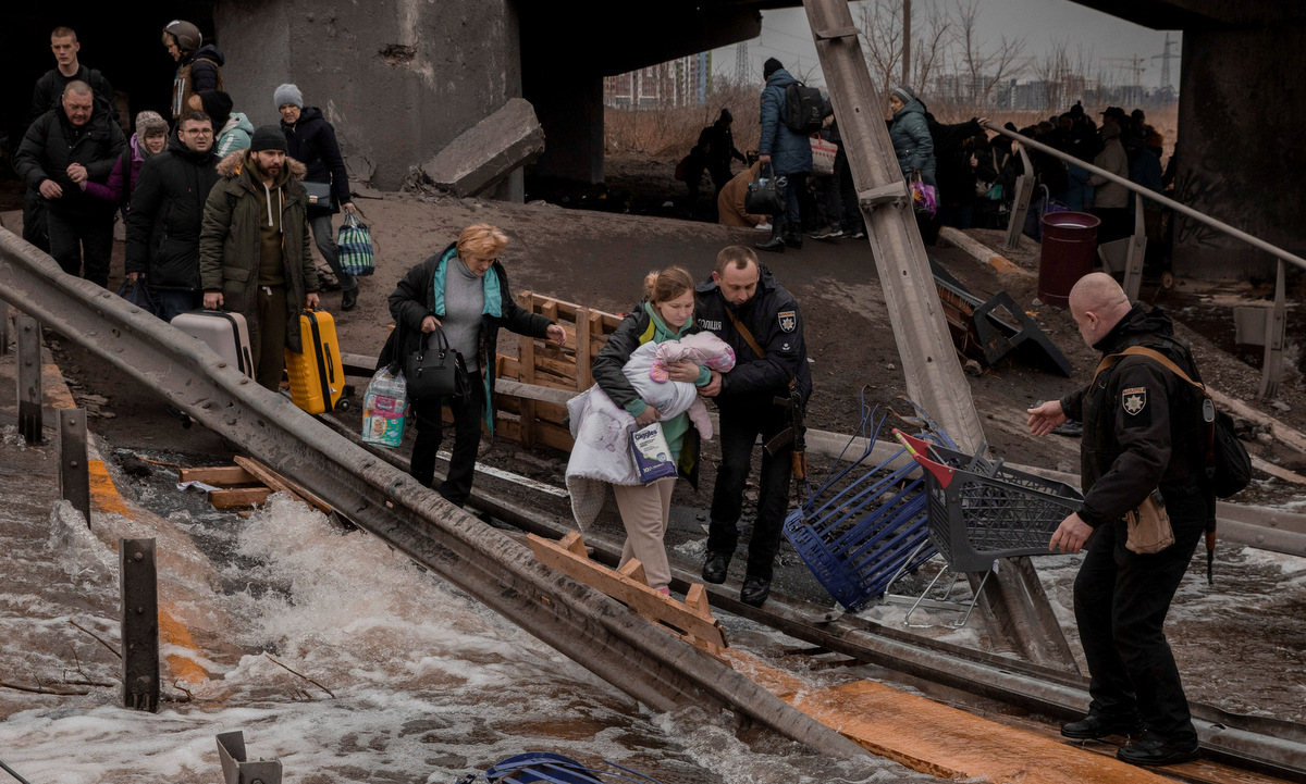 Đoàn người sơ tán khỏi Irpin, Ukraine, hôm 7/3. Ảnh: Reuters.