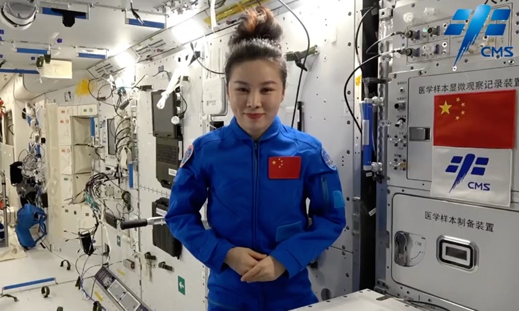 Nữ phi hành gia Trung Quốc Wang Yaping gửi lời chúc mừng 8/3 từ trạm không gian. Ảnh: CGTN.