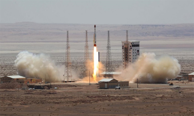 Iran thử tên lửa mang vệ tinh Simorgh (Sarfir-2) tại Trung tâm vũ trụ Imam Khomeini tháng 7/2017. Ảnh: Tasnim.