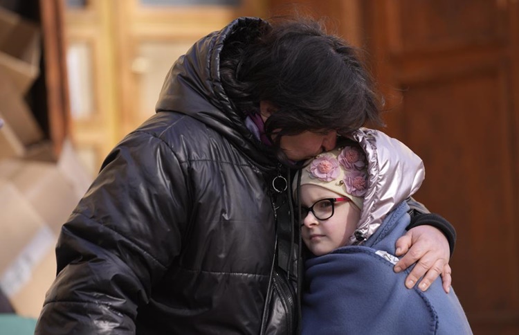 Người phụ nữ ôm lấy con gái trong lúc nghỉ ngơi tại một trung tâm tiếp nhận những người di tản Ukraine tại thành phố Beregsurany, Hungary, ngày 8/3. Ảnh: AP.