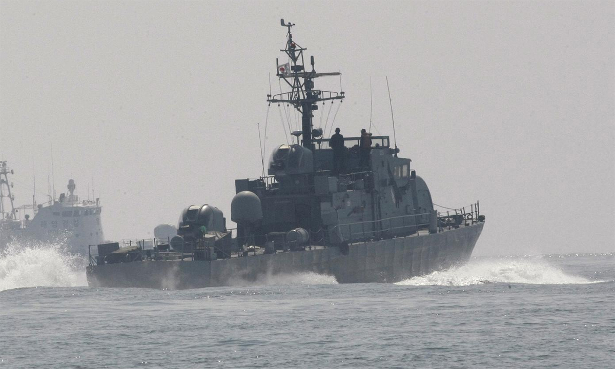 Tàu tuần tra Hàn Quốc tham gia chiến dịch tìm kiếm cứu nạn gần đảo Baekryeong tháng 3/2010. Ảnh: AP.