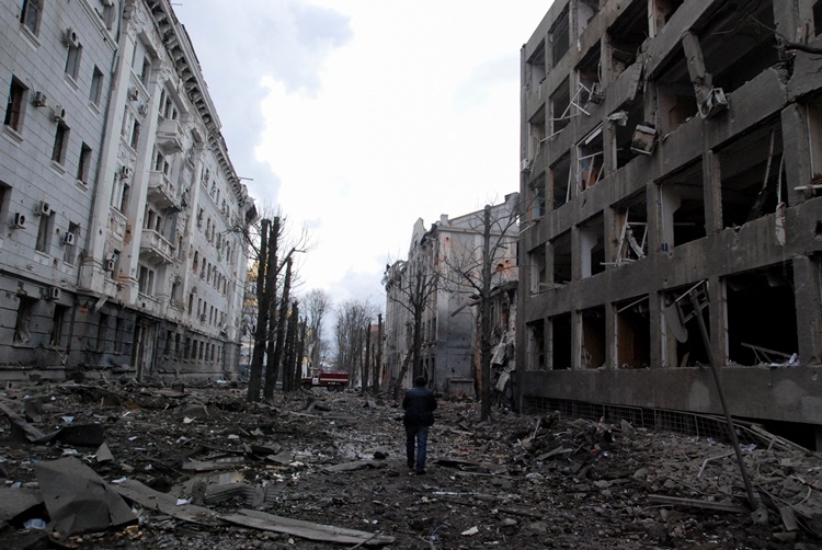 Khung cảnh đổ nát tại thành phố Kharkov, Ukraine, ngày 8/3. Ảnh: Reuters.