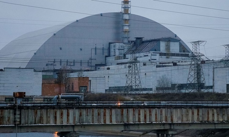 Một cơ sở bên trong nhà máy điện hạt nhân Chernobyl của Ukraine hồi tháng 11/2018. Ảnh: Reuters.