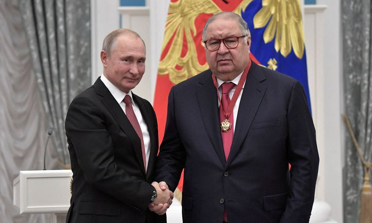 Tổng thống Nga Vladimir Putin (trái) và nhà tài phiệt Alisher Usmanov tại Điện Kremlin hồi tháng 11/2018. Ảnh: Reuters.