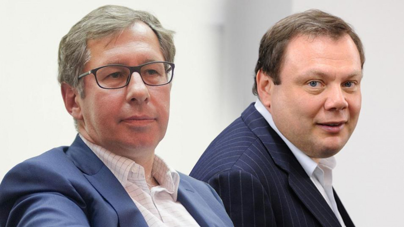 Tỷ phú Pyotr Aven (trái) và Mikhail Fridman trong một sự kiện năm 2018. Ảnh: Moscow Times.