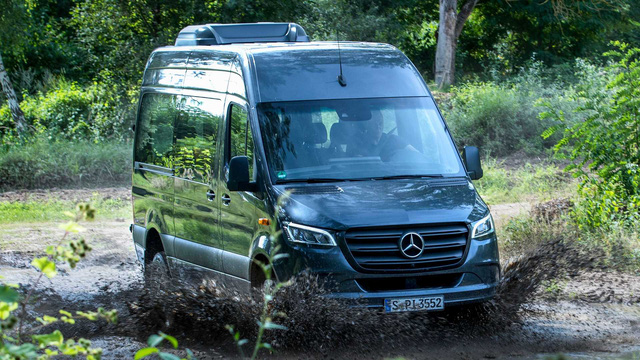 Mercedes-Benz Sprinter 2023 - Xe 16 chỗ huyền thoại một thời tại Việt Nam được nâng cấp động cơ mới, dẫn động bốn bánh - Ảnh 3.