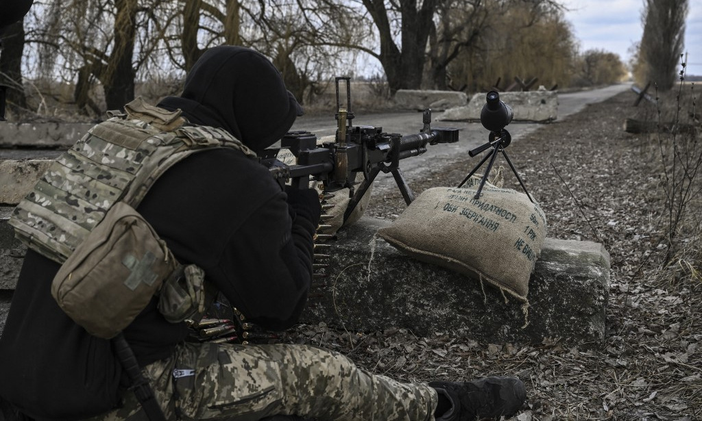 Lính Ukraine tại một chốt gác ở phía đông Kiev hôm 8/3. Ảnh: AFP.