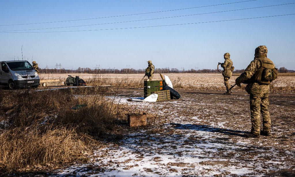 Binh sĩ Ukraine tại một chốt kiểm soát gần làng Velyka Dymerka hôm 10/3. Ảnh: AFP.